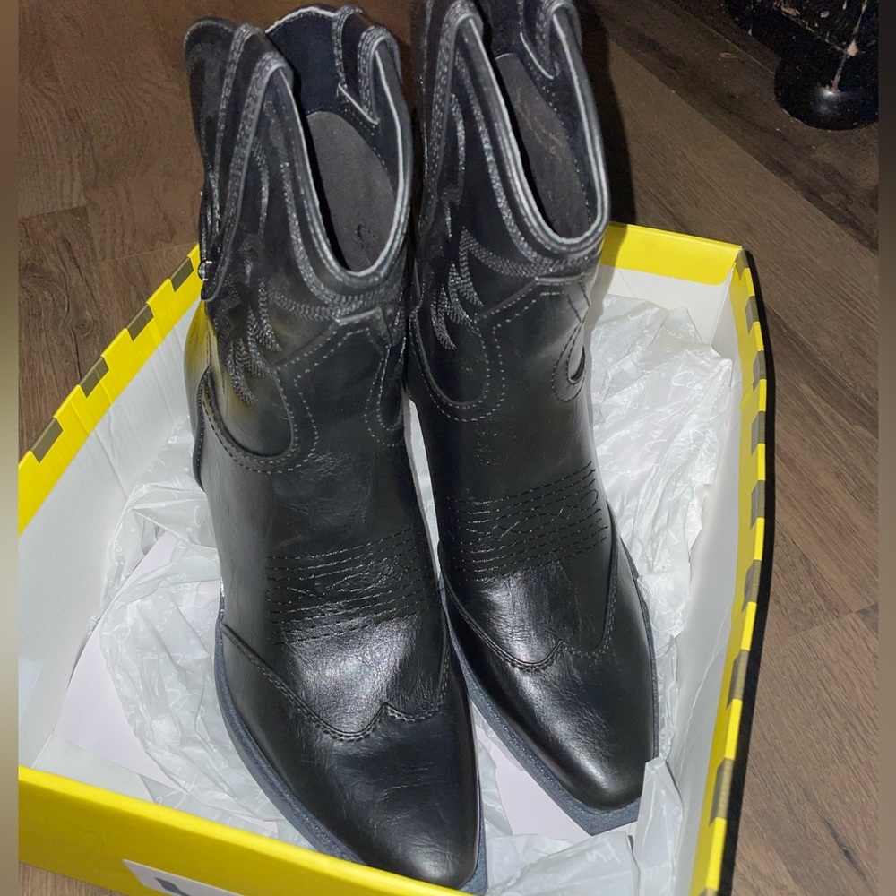 BRAND NEW COWGIRL BOOTS